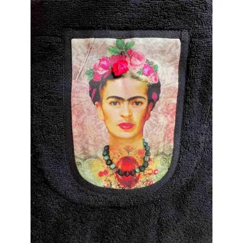 Dámský černý krajkový župan & kilt do sauny z limitované edice Frida in Black Varianta: Frida - portrait 2, Velikost kiltu: S-M-L Černý krajkový župan & saunový kilt