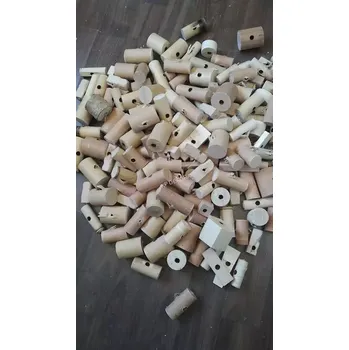 Dřevěné kousky s dírou - díra 10mm - spíše kulaté a oválné