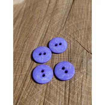 Knoflík Knoflík fialkový s vyrytým jemným vzorem