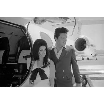 Plakát Plakát, Obraz - Elvis and Priscilla Presley Posing near Airplane