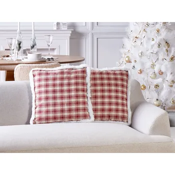 Vánoční dekorace Sada 2 dekoračních polštářů červená polyesterová látka vánoční kostkovaný vzor 45 x 45 cm dekorace příslušenství Beliani