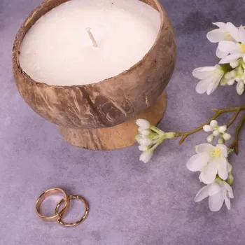 Svíčka Sójová svíčka v kokosovém ořechu "Charming Chestnut" We Love the Planet 190 g