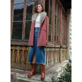 Červený dámský vzorovaný kabát s umělým kožíškem