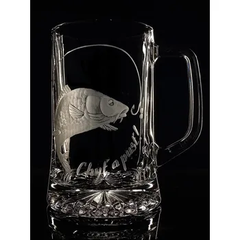 Sklenice půllitr s kaprem - chyť a pust - ručně ryté (broušené) dárek pro rybáře