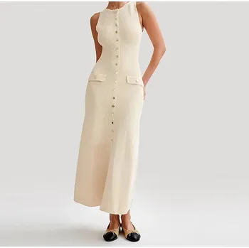 Dámské šaty Přiléhavé šaty s ozdobnými knoflíky Barva: Aprikotová, Velikost: S