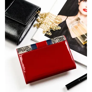 Peněženka Elegantní dámská peněženka se vzorem hadí kůže Barva: Bordová