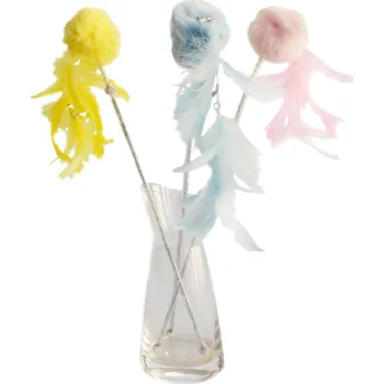 Hračka pro kočku Škádlítko pro kočky bambulka s peříčky na řetízku 1ks (různé barvy)