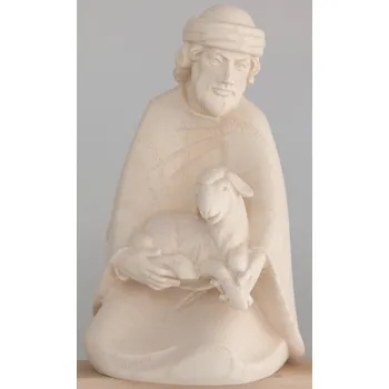 Vánoce Ornatis Pastýř s jehnětem sedící Provedení: Přírodní bez malování, Velikost stojících figur dospělých postav: 12 cm Dřevěná vyřezávaná soška pastýře s jehnětem