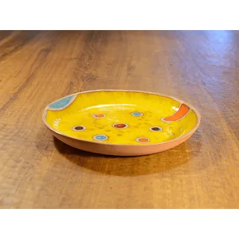 Talíř mia.hlina Dekorační talíř s puntíky žlutý