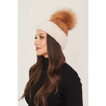 Čepice Dámská zimní čepice ve světle hnědé barvě s brbolcem (M - 38)