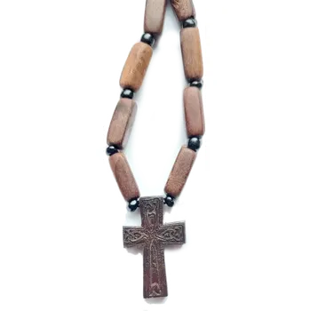 Přívěsek Východní dřevěný kříž s korálky na krk C