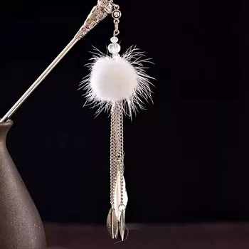 Ozdoba do vlasů Lychee Jehlice do vlasů kovová s přívěškem - peří s chlupatou koulí - Sněhově bílá