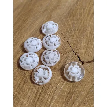 Knoflík Bílý knoflík s květem uprostřed