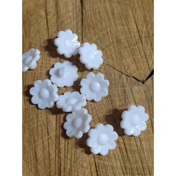 Knoflík Knoflík květ bílý