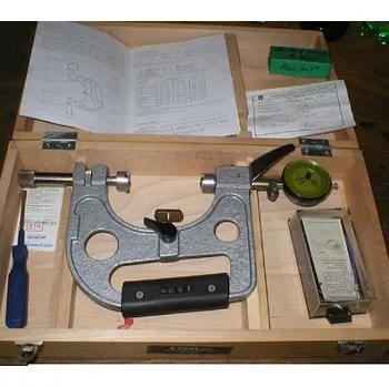 Třmenové univerzální měřidlo měření závitů, zápichů, válcových a rovnoběž. ploch. Rozsah 60-100 mm. (Sigma Lutín, Rozsah 60-100 mm. Přesnost měření 0,01 - 0,001, záleží na úchylkoměru. Níže foto. Kliknutím níže zvětšíte obrázky.)