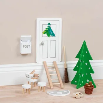 Dřevěná hračka GOKI Dveře pro vánočního skřítka s doplňky