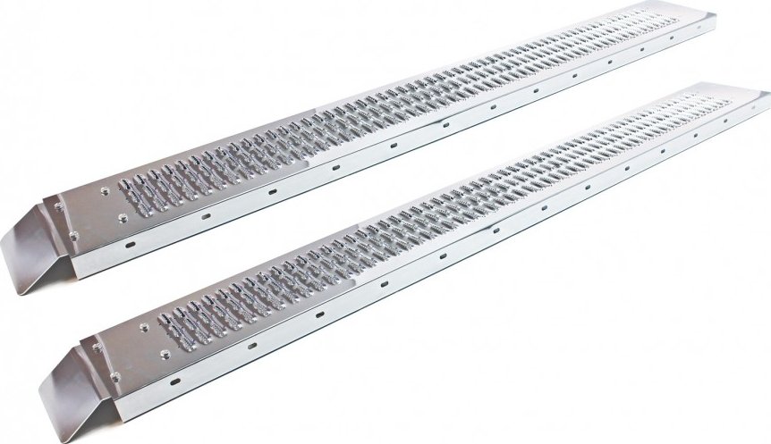 Pár masivních nájezdových ocelových ramp délky 185cm, nosnost 450kg/pár. Nájezdy ocelové rovné, 23x185x5cm.