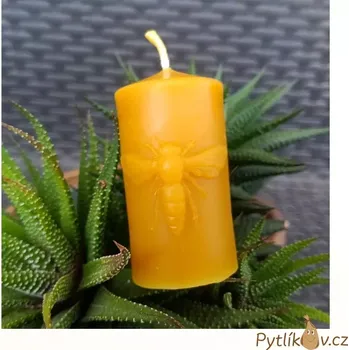 Svíčka Svíčka včela 100% včelí vosk (Tato svíčka byla vyrobena ručně z pravého včelího vosku vyčištěného do nejvyšší možné kvality.)