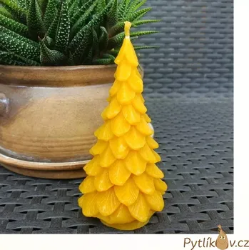 Svíčka Strom jehličnatý 100% včelí vosk (Tato svíčka byla vyrobena ručně z pravého včelího vosku vyčištěného do nejvyšší možné kvality.)