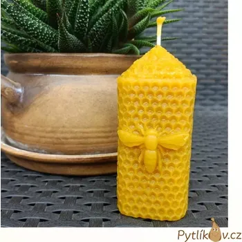Svíčka Svíčka včela hranatá 100% včelí vosk (Tato svíčka byla vyrobena ručně z pravého včelího vosku vyčištěného do nejvyšší možné kvality.)