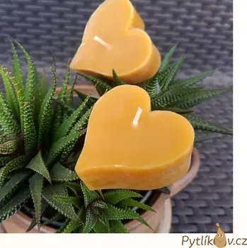 Svíčka Svíčka srdce 100% včelí vosk (Tato svíčka byla vyrobena ručně z pravého včelího vosku vyčištěného do nejvyšší možné kvality.)