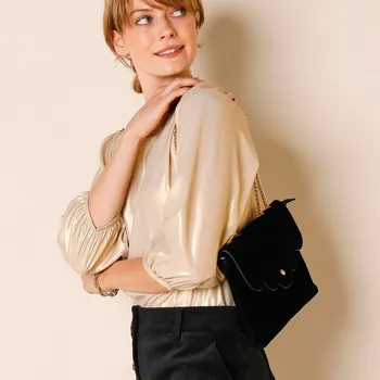 Kabelka Kabelka s klopou zakončenou vlnkami, v sametovém vzhledu černá uni