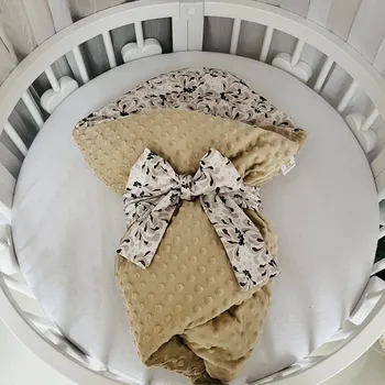 Zavinovačka MIMOUŠEK Péřová zavinovačka / květy Velikost zavinovačky: 80x80 cm, Varianta péřové zavinovačky: péřová výplň + povlak zavazování páskem