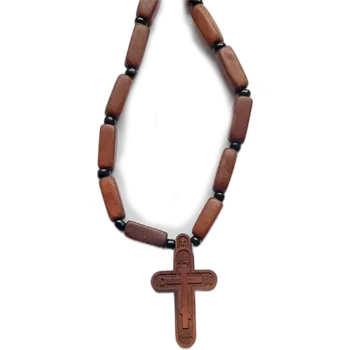 Přívěsek Východní dřevěný kříž s korálky na krk