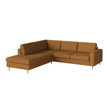 Pohovka Scandinavia, Čalounění London light grey, Podnož 13 cm, leštěný kov, Komfort Down.Měkčí, oblejší tvary. Studená pěna.