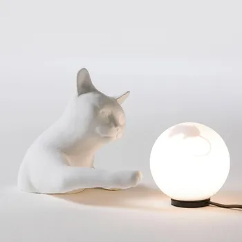 Lampička Stolní lampa Karman Maoo, bílá keramika, sklo, figurka kočky - Figurka kočky - délka 30 cm, šířka 15 cm, výška 20 cm 1 x 5 W LED - Doprava zdarma