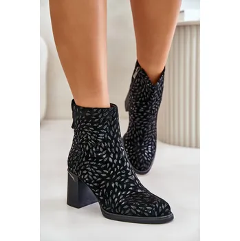 Dámská zimní obuv Semišové kotníkové boty na podpatku s ozdobným ražením D&amp;A černé S. BARSKI černá 3047403