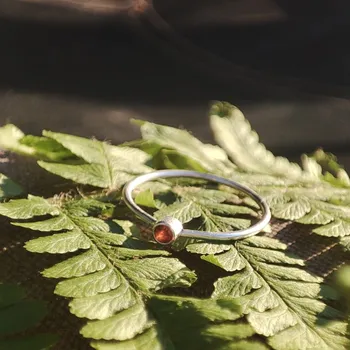 Prsten Prstýnkárna Stříbrný prsten s granátem BERAN, LEV AG 925 ≤ 0,6 g Velikost prstenu: 7 (54/55)