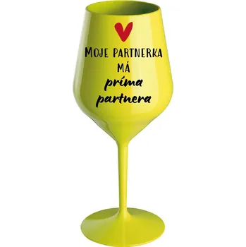 Sklenice MOJE PARTNERKA MÁ PRÍMA PARTNERA - žlutá nerozbitná sklenice na víno 470 ml