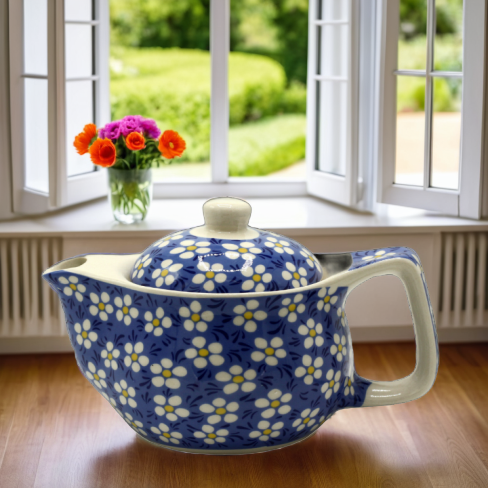 Malá porcelánová konvička na čaj se sítkem 0,35 l, modrá se sedmikráskami