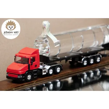 LUXUSNÍ DÁRKOVÁ LÁHEV - KAMION SCANIA - S ALKOHOLEM 40% ŠVESTKA 500 ml Červená