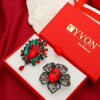 Souprava šperků Yvon Luxusní sada broží s červenými a zelenými kameny