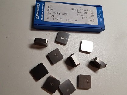 Vyměnitelná břitová destička SNHN 1504ENEN, P20-P30, SK26, Pramet (Níže větší foto. Frézovací VBD upínané klínkem. Cena je za 1 ks. )