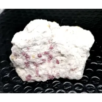 Rubelit přírodní 135 g, B kvalita, málo rubelitu