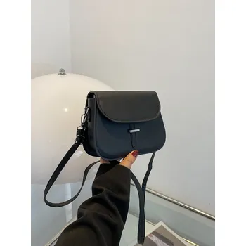 Kabelka Malá černá crossbody kabelka Barva: Černá