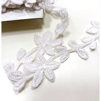 Stuha Krajková aplikace kvíteček 30 mm bílá - 4 m