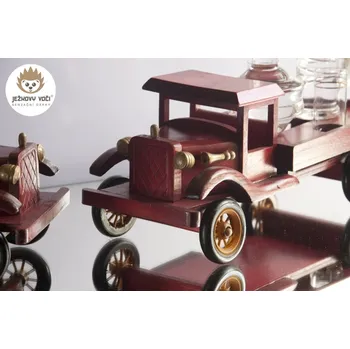 LUXUSNÍ DÁRKOVÁ LÁHEV - DŘEVĚNÉ AUTO TR S DESTILAČNÍM PŘÍSTROJEM A TEPLOMĚREM A DVĚ ODLIVKY - BEZ ALKOHOLU