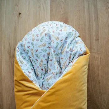 Zavinovačka Lily is sailing Péřová zavinovačka - Louka mustard Velikost: 80 x 80 cm, Varianta: povlak zapínání na knoflíky