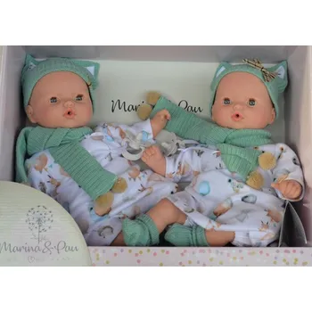 Panenka Realistická miminka - dvojčátka Hermína a Hermánek v zelených čepičkách a šálách od španělské firmy Marina & Pau (Pitus Baby - 40 cm)