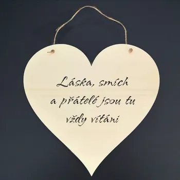 AMADEA Dřevěné srdce s textem Láska, smích a přátelé jsou tu vždy vítáni, 21 x 20 cm