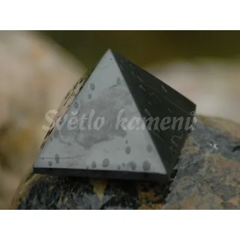 ŠUNGIT pyramida, 4 x 4 cm, do vzdálenosti 1,5 m