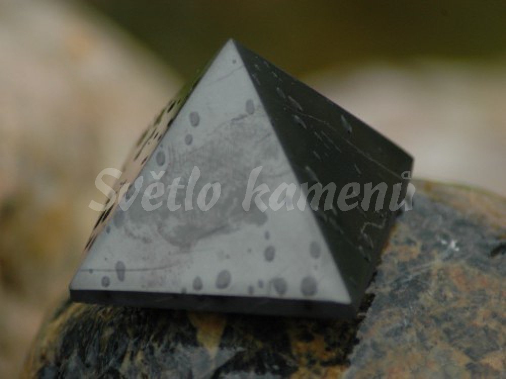 ŠUNGIT pyramida, 3 x 3 cm, do vzdálenosti 1 m
