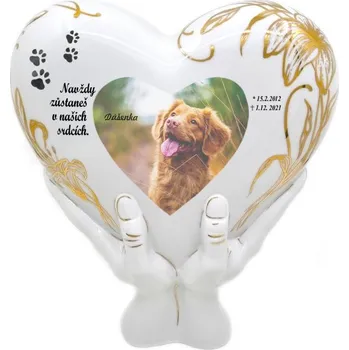 Smuteční dekorace PORCELÁNOVÁ MANUFAKTURA s.r.o. Urna Srdce v dlaních pro pejsky s fotografií, textem a ruční malbou