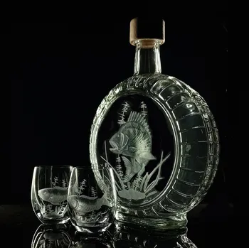 Sklenice lahev na slivovici 0,7l + 2ks likér s rytinou okouna - ručně ryté (broušené) dárková krabička, dárek pro rybáře