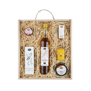 Kosmetická sada Pleva Medová sada pro chvilky pohody - Medovina z limitované edice 0,5 l, Pečený čaj medová malina 60 ml, Sprchový krém s medem a makadamiovým olejem 150 g, Pyl perga v čokoládě, Propolisový balzám na rty kulička 6 g, Svíčka ze včelího vosku výška 6,7 cm 