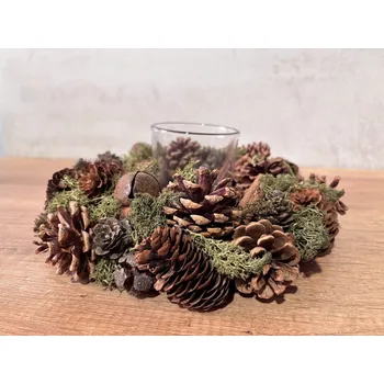 Svícen ze šišek s rolničkami